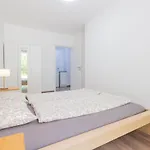 Is Out Budapešť