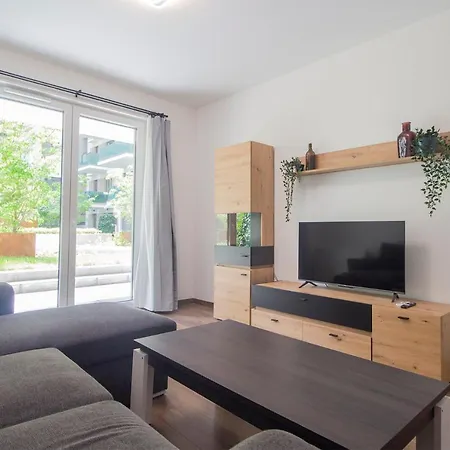 Corvin Modern Two Bedroom Free Parking Apartment *