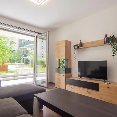 Corvin Modern Two Bedroom Free Parking *