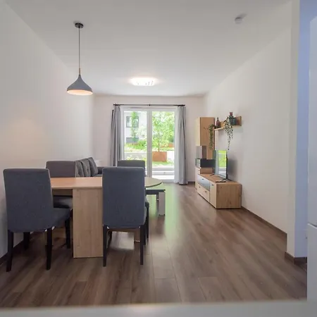 Corvin Modern Two Bedroom Free Parking *