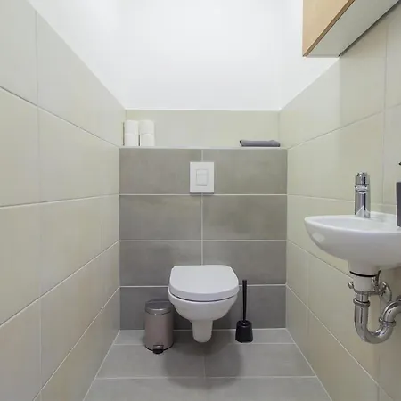Corvin Modern Two Bedroom Free Parking Apartment