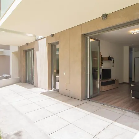 Corvin Modern Two Bedroom Free Parking Apartment