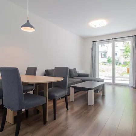 Corvin Modern Two Bedroom Free Parking Apartment *