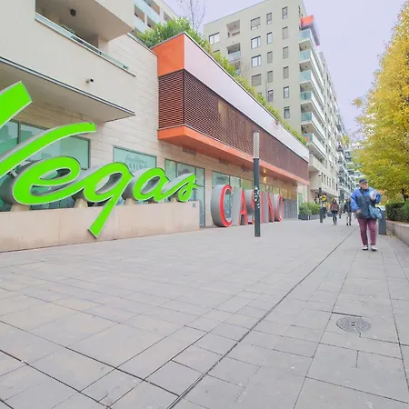 Corvin Modern Two Bedroom Free Parking Apartament *