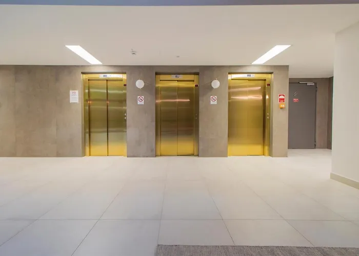 Corvin Modern Two Bedroom Free Parking *